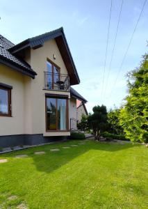 a house with a lawn in front of it at Gwiazda Morska in Karwieńskie Błoto Pierwsze