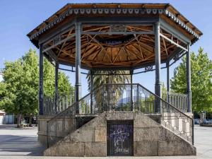 a gazebo with a staircase in a park at Apartamento Portus Apostoli in Noya