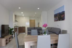 A seating area at Gegant de Pedra Apartaments