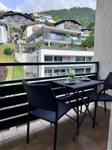 - un balcon avec une table et des chaises dans l'établissement Apartment Nera - Zell am See, à Zell am See