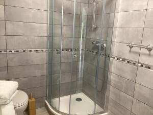 una ducha con puerta de cristal en un baño en La bergerie Emma, en Éoures 11 fotos más