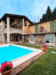 Bazén v ubytování La Cipressina B&B nebo v jeho okolí