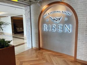 een bord voor de ingang van een restaurant in een gebouw bij Luxury Apartments at Balqis Residence in Dubai +85 foto's