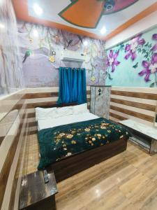 Postel nebo postele na pokoji v ubytování Kamal Dham Hotel - Near Prem Mandir