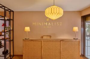 תעודה, פרס, שלט או מסמך אחר המוצג ב-Minimalist - The Varanasi Edit