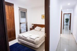 une chambre avec un lit avec deux oreillers dessus dans l'établissement Coral Canteras Playa - Frente al mar - Ideal parejas, familias o trabajo, à Las Palmas de Gran Canaria 15 autres photos