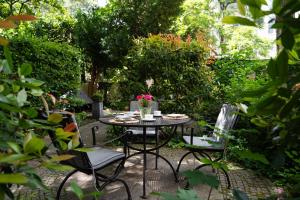 Um jardim em Hotel Villa Florentina