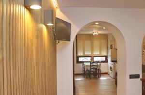 A television and/or entertainment centre at Estudio en el centro de Conil