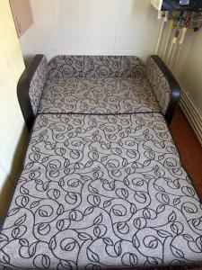 a bed in a room with a patterned bedspread at Apartament in Drobeta-Turnu Severin