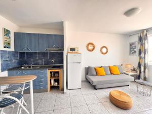 Kuchnia lub aneks kuchenny w obiekcie Palm Garden Apartment