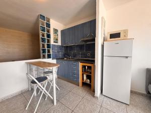 Kuchnia lub aneks kuchenny w obiekcie Palm Garden Apartment