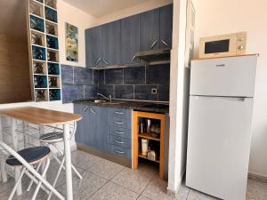 Kuchnia lub aneks kuchenny w obiekcie Palm Garden Apartment
