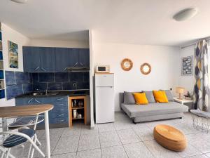 Kuchnia lub aneks kuchenny w obiekcie Palm Garden Apartment