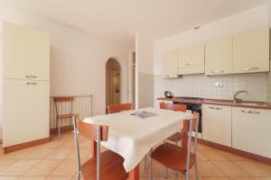 Η κουζίνα ή μικρή κουζίνα στο Le Miniere 1 - Goelba +15 φωτογραφίες