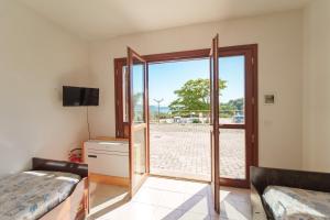 TV a/nebo společenská místnost v ubytování Appartamenti Le Miniere 2 e 3 - Goelba