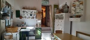 una cucina con mobili bianchi e un piano di lavoro di Casablu a Stavrokhórion Altre 32 foto