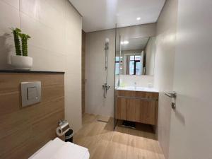 une salle de bain avec un lavabo et un miroir dans l'établissement Elegant 3BDR Vista 1 Al Maryah, à Abu Dhabi 28 autres photos