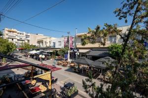 une terrasse extérieure avec tables et parasols en ville dans l'établissement Top-Floor Apt with Private Patio- Nea Ionia by ΜΡS, à Athènes