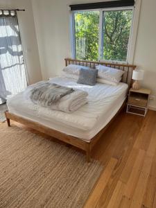 Ένα ή περισσότερα κρεβάτια σε δωμάτιο στο Salt at Sandy Point - linen included