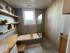 Ένα μπάνιο στο Salt at Sandy Point - linen included +25 φωτογραφίες