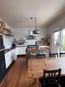 Η κουζίνα ή μικρή κουζίνα στο Salt at Sandy Point - linen included