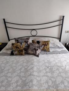 Nice Lake view apartment客房内的一张或多张床位