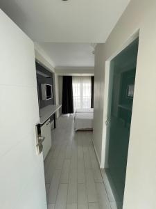 Μια τηλεόραση ή/και κέντρο ψυχαγωγίας στο Cle Beach Boutique Hotel