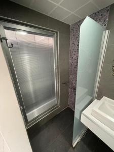 Ένα μπάνιο στο Cle Beach Boutique Hotel