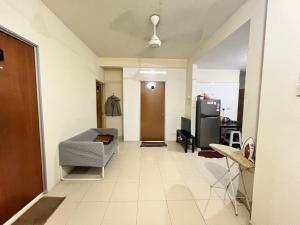 TV a/nebo společenská místnost v ubytování Male Room at Plaza Rah, KL City Centre