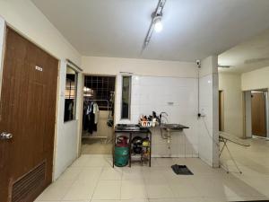 Kuchyň nebo kuchyňský kout v ubytování Male Room at Plaza Rah, KL City Centre