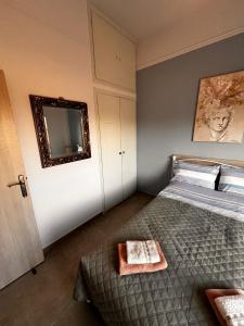 MalakóndasにあるMarys Home Eretriaのベッドルーム1室(ベッド1台、壁掛け鏡付)