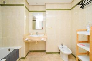 a bathroom with a sink and a toilet and a bath tub at Expoholidays - Centro Almerimar Puerto Deportivo in Almerimar +12 photos