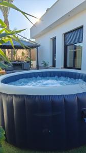 wanna z hydromasażem na podwórku domu w obiekcie Villa Cora Murcia , Oasis De Relax w mieście Los López