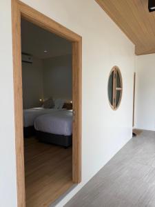 Voodi või voodid majutusasutuse Mani Ranong Hotel toas