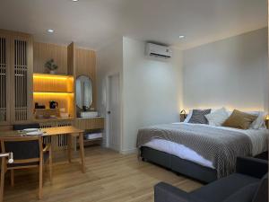 Voodi või voodid majutusasutuse Mani Ranong Hotel toas