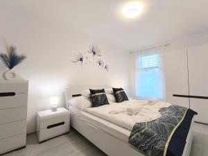 Un pat sau paturi într-o cameră la Lótusz Rezidencia Hévíz