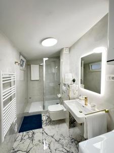 Ένα μπάνιο στο Luxury Pearl Seaside Apartment