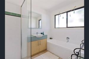 Ένα μπάνιο στο Secluded Island Oasis Pet Friendly +30 φωτογραφίες