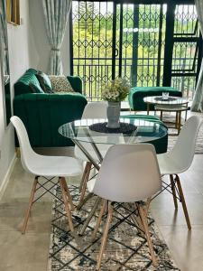 Ruang duduk di Lola Apartments B12 +10 gambar