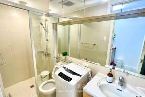 Vannituba majutusasutuses Japandi Style Studio for Couples with Netflix, Karaoke & Boardgames