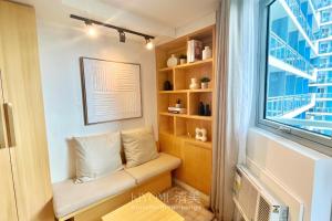 Istumisnurk majutusasutuses Japandi Style Studio for Couples with Netflix, Karaoke & Boardgames