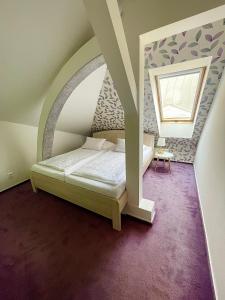 Una cama o camas en una habitación de Hotel Vacek Pod Věží