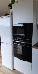 a black and white oven in a kitchen at Casa corsica in Pianottoli-Caldarello