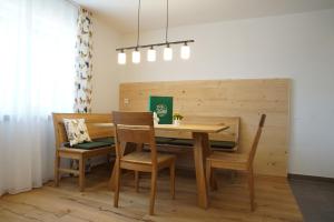 ゼークにあるBauernhof Hipp Ferienwohnungの木製のテーブルと椅子のあるダイニングルーム