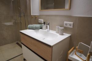 ゼークにあるBauernhof Hipp Ferienwohnungの洗面台とシャワー付きのバスルーム