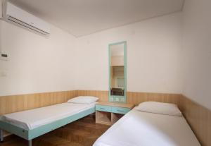 Rúm í herbergi á Hostel Spinut