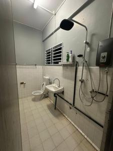 Un baño con ducha, inodoro y lavabo. en Homestay Star Garden Kuching, en Kuching
