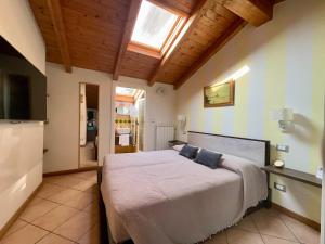 ein Schlafzimmer mit einem großen Bett und einem Dachfenster in der Unterkunft La Bouganville 2 in Arma di Taggia