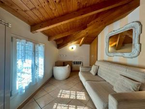 ein Wohnzimmer mit einer Couch und einem Fenster in der Unterkunft La Bouganville 2 in Arma di Taggia