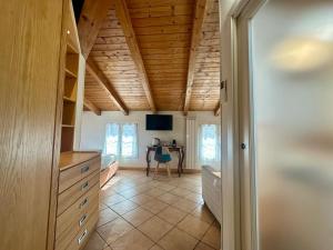 ein Wohnzimmer mit einer Holzdecke und einem Tisch in der Unterkunft La Bouganville 2 in Arma di Taggia + 7 Fotos